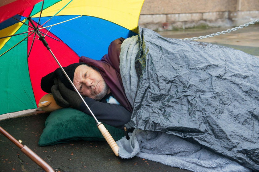 Leżał na chodniku i zwijał się z bólu. Pogotowie przyjechało po kilku godzinach