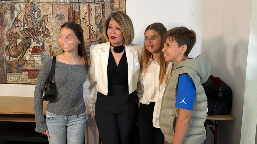 Neda Ukraden sa unucima