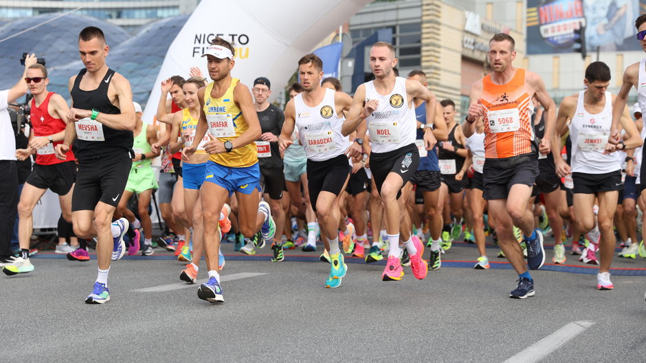 Zawodnicy podczas startu na trasę Maratonu warszawskiego