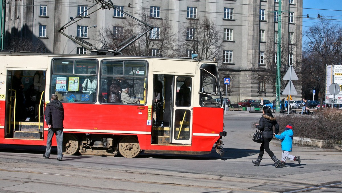 Katowicki rynek bez tramwajów? Tak, i to już od dziś. Pasażerowie będą musieli uzbroić się i w cierpliwość i w niezbędną wiedzę. Bo jeśli dotychczas ktoś przejeżdżał przez rynek, to będzie musiał... przesiąść się dwa razy.