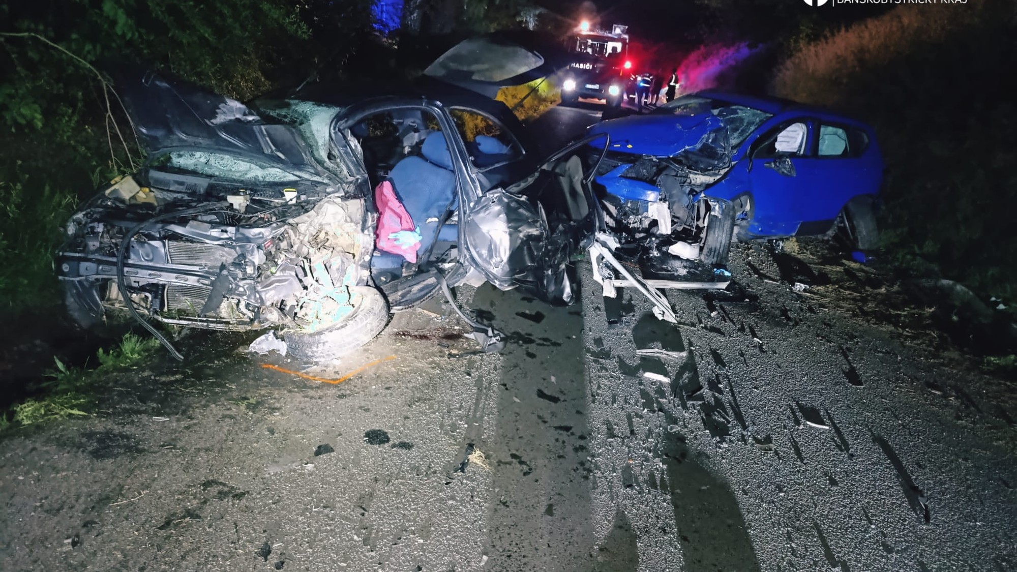 Pri Fiľakove v okrese Lučenec došlo k čelnej zrážke dvoch osobných áut.