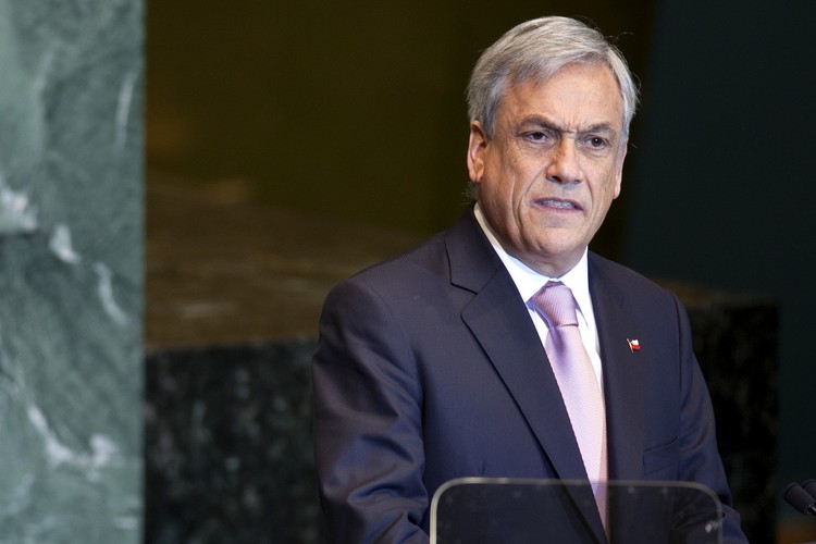 <b>Sebastian Pinera</b> - jego majątek szacuje się na <b>2,5 mld dol.</b>
<br>
<br>
Ten doktor ekonomii z Harvardu jest właściciel chilijskiej stacji telewizyjnej - Chilevision i akcjonariuszem linii lotniczych Lan Airlines.
<br>
W latach 1990-1998 był senatorem, a w 2010 roku został pierwszym od lat konserwatywnym prezydentem Chile.