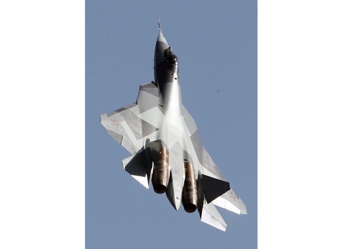 Niewidzialny rosyjski mysliwiec Suchoj T-50 podczas pierwszego dnia pokazów na lotnisku Żukowski