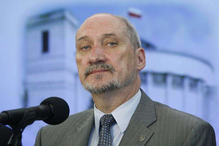 Macierewicz stanie przed sądem za jazdę 130 km/h