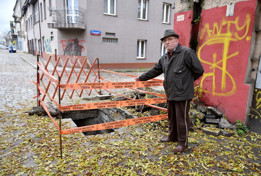 Niebezpieczny wykop na Rzgowskiej zagraża pieszym 