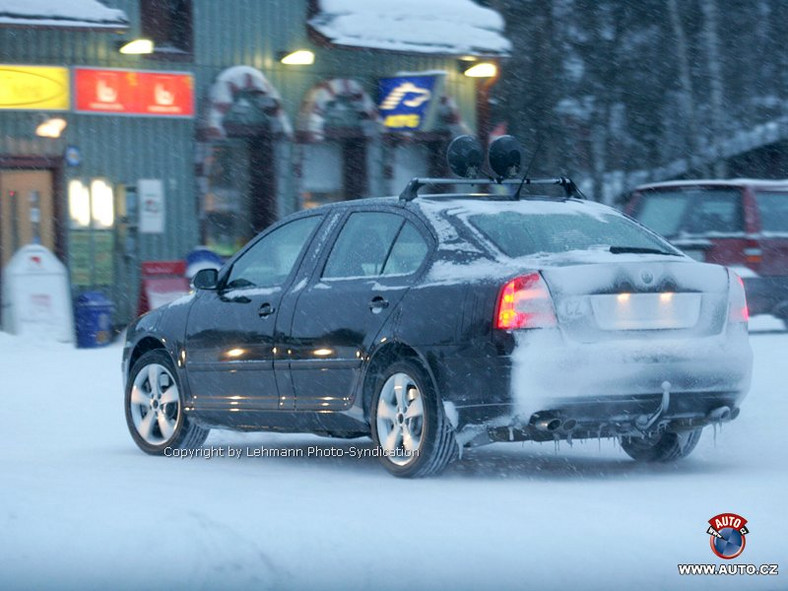 Zdjęcia szpiegowskie: nowa Škoda Superb podczas testów zimowych