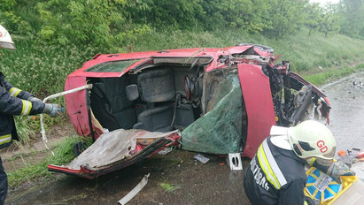 Brutális baleset az M3-on: csoda, hogy a sofőr élve hagyta el a totálkárosra tört autó roncsait – Fotó a helyszínről