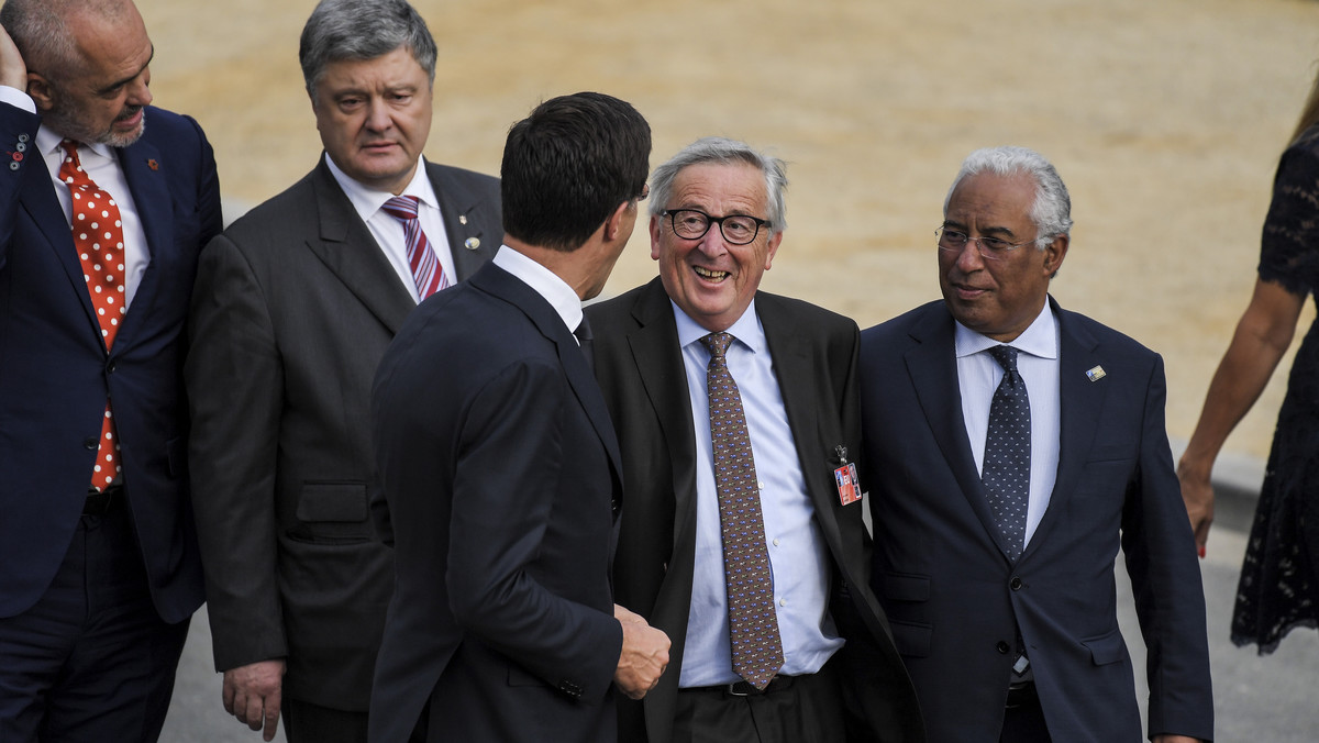 Jean-Claude Juncker miał w środę w czasie szczytu NATO atak rwy kulszowej – poinformował rzecznik Komisji Europejskiej. W ten sposób tłumaczył dziwne zachowanie szefa KE, który przed uroczystą kolacją przywódców państw Sojuszu w Brukseli chwiał się na nogach.