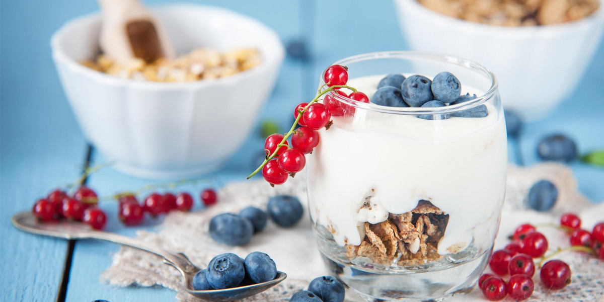 Po 50. sięgaj po zdrowe przekąski: jogurt grecki, owoce jagodowe, muesli czy orzechy.