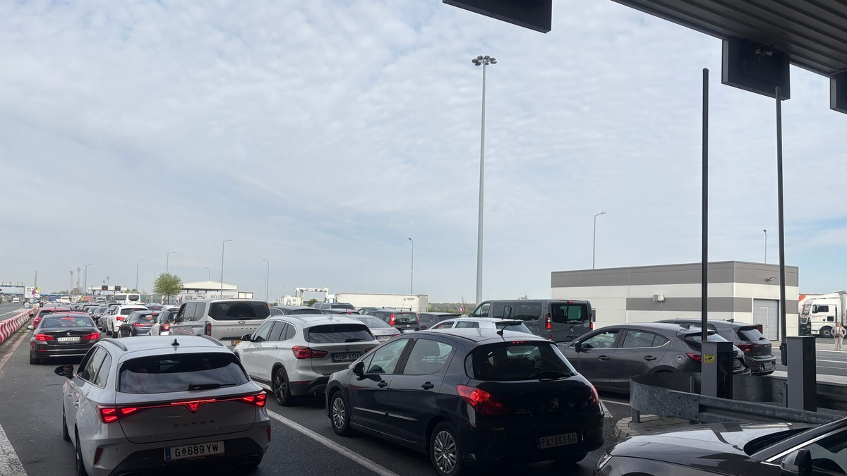 Oglasio se AMSS: Putnička vozila na Batrovcima čekaju sat vremena