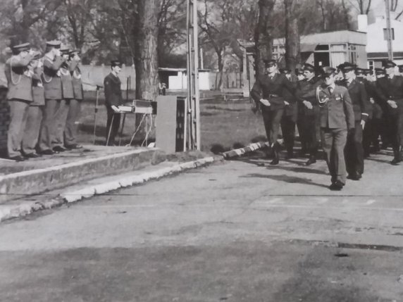 Andrzej Wieszczycki na czele pododdziału zaopatrzenia i ochrony w jednostce wojskowej w Grajewie