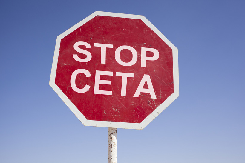 Podczas dyskusji nad CETA polski rząd uspokajał wielokrotnie, że przyjęcie umowy nie ograniczy ochrony polskiego rynku przed organizmami zmodyfikowanymi genetycznie (GMO).