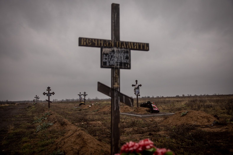 Groby ponad dwudziestu mężczyzn, którzy zostali zabici przez siły rosyjskie w Chersoniu, 20 listopada 2022 r. 