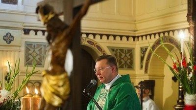 Ksiądz Jacek Stasiak podczas sprawowania mszy w kościele Św. Stanisława Kostki w Aleksandrowie Łó?dzkim, w ramach miejskich obchodów 74. rocznicy wybuchu II wojny światowej i rozpoczęcia roku szkolnego. 