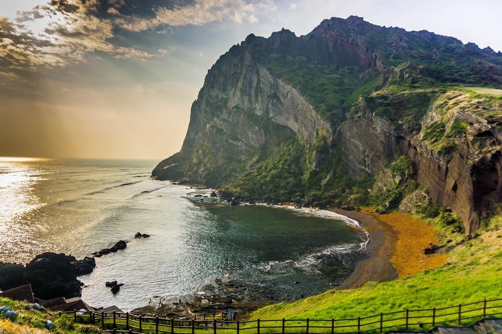 Na Jeju nevynechajte ani výstup na Seongsan Ilchulbong.