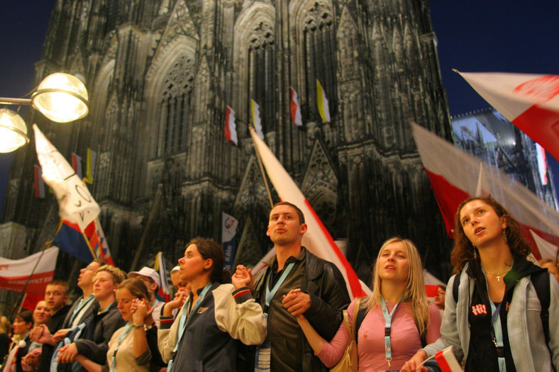 Polscy pielgrzymi pod Katedrą Kolońską w czasie Światowych Dni Młodzieży w 2005 roku