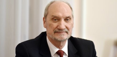 Macierewicz: marsze smoleńskie z wojskową obstawą