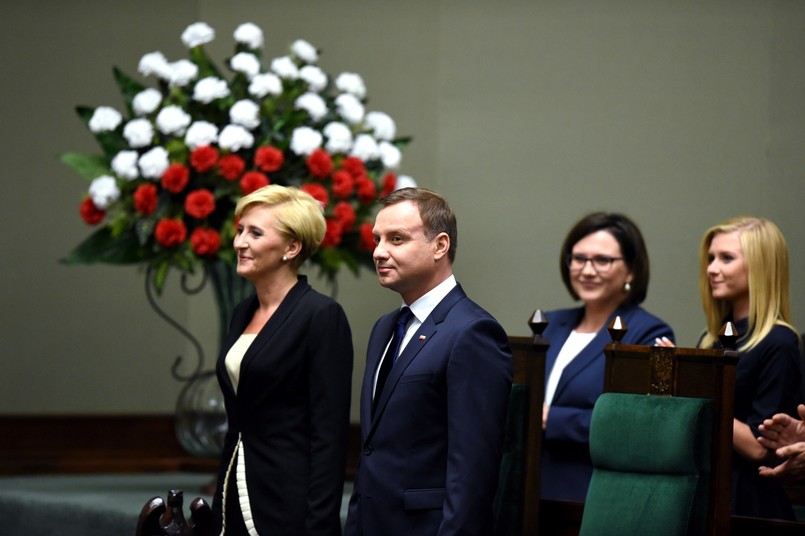 Od dziś Polska ma nowego prezydenta. Andrzej Duda w czasie uroczystej inauguracji w Sejmie, przed połączonymi izbami Sejmu i Senatu, złożył przysięgę na konstytucję, a tym samym oficjalnie rozpoczął urzędowanie. Na sali towarzyszyła mu żona Agata Kornhauser-Duda, córka Kinga Duda oraz rodzice.