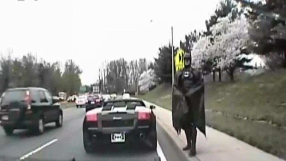 Ta wiadomość obiegła cały świat: policja w USA zatrzymała do kontroli drogowej… Batmana. Mężczyzna w stroju superbohatera, podróżujący czarnym lamborghini z symbolem nietoperza zamiast tablic rejestracyjnych spieszył się do szpitala. Od ponad 10 lat odwiedza chore dzieci, dając im siłę do walki z nowotworami.