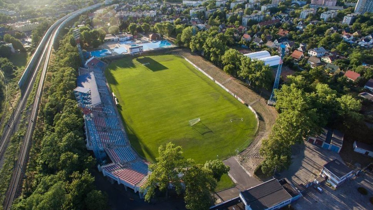 Niecałe 900 tysięcy złotych ma kosztować modernizacja oświetlenia stadionu Odry Opole. Dzięki tej inwestycji nasi piłkarze będą mogli nadal grać przy ulicy Oleskiej.