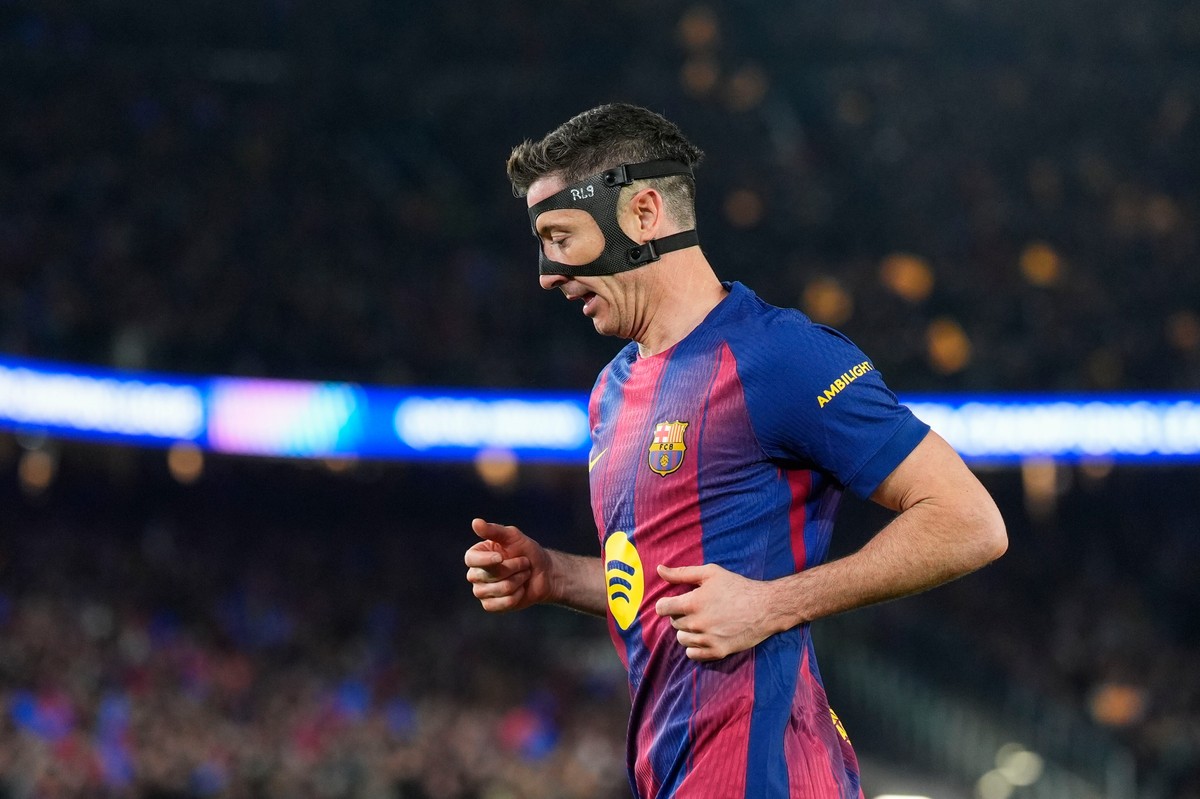 Robert Lewandowski powiedział, jak mu się gra w masce. "Nie miałem pewności, że mogę uderzać głową na 100 proc."