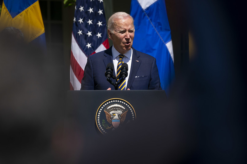 Joe Biden przed flagami USA, Szwecji i Finlandii