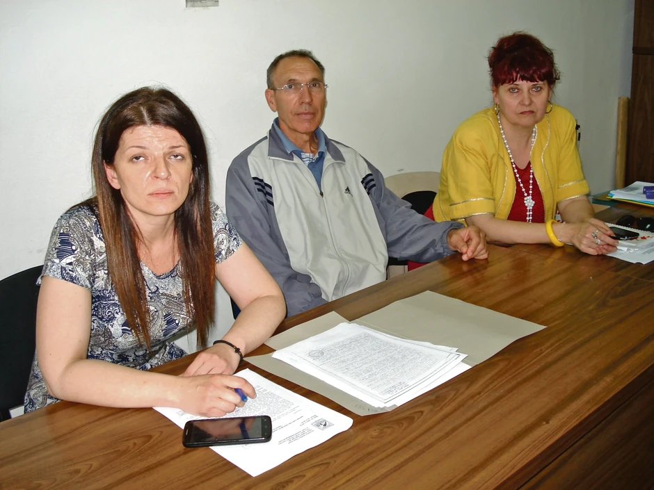 Sekretar škole Aleksandra Atanasković, predsednik Školskog odbora Bratislav Stojanović i nastavnica Maja Jocić