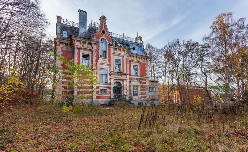Masońska legenda towarzysząca neorenesansowej kamienicy wybudowanej w latach 1907-1910 na Wzgórzu Zinglera (Zinglershöhe) przy ulicy Sobótki w Jaśkowej Dolinie rozbudza wyobraźnię miłośników historii i eksploratorów starych budowli...