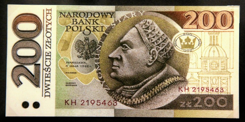 Mówi się o nim, że jest jedynym artystą, którego dzieła znają wszyscy, obcując z nimi na co dzień. Andrzej Heidrich projektuje banknoty na zlecenie Narodowego Banku Polskiego już od lat 60. XX wieku. Ale spod jego ręki wychodzą nie tylko banknoty. Artysta wyrysowywał również znaczki pocztowe, karty pocztowe, różne znaki graficzne, ale również patenty oficerskie, wzory paszportów oraz dowodów osobistych. Opracowywał również herby miast polskich, projektował orzełki na czapkach wojskowych, odznaki policyjne, przygotował także poprawki w godle państwowym, obecnie obowiązujące. Można zaryzykować stwierdzenie, że gdzie się nie obejrzymy, trafiamy na dzieło Andrzeja Heidricha. Muzeum Historyczne we Wrocławiu pokazało projekty banknotów tego wybitnego grafika. Także te, które nigdy nie weszły do obiegu...