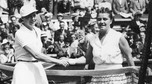 Alice Marble (z lewej) przyjmuje gratulacje od rywalki Jadwigi Jędrzejowskiej (z prawej) W tle publiczność Wimbledonu, 1939 r.