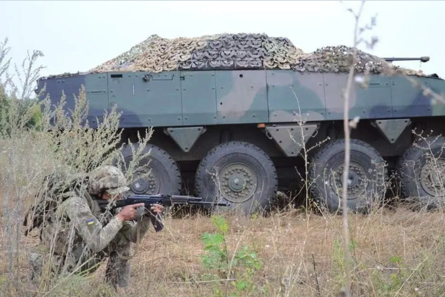 Należący do ukraińskiej armii Rosomak podczas ćwiczeń