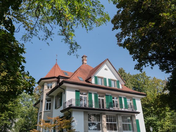 Stuletnia rezydencja zmieniona w eleganckie biuro. Zaglądamy do środka