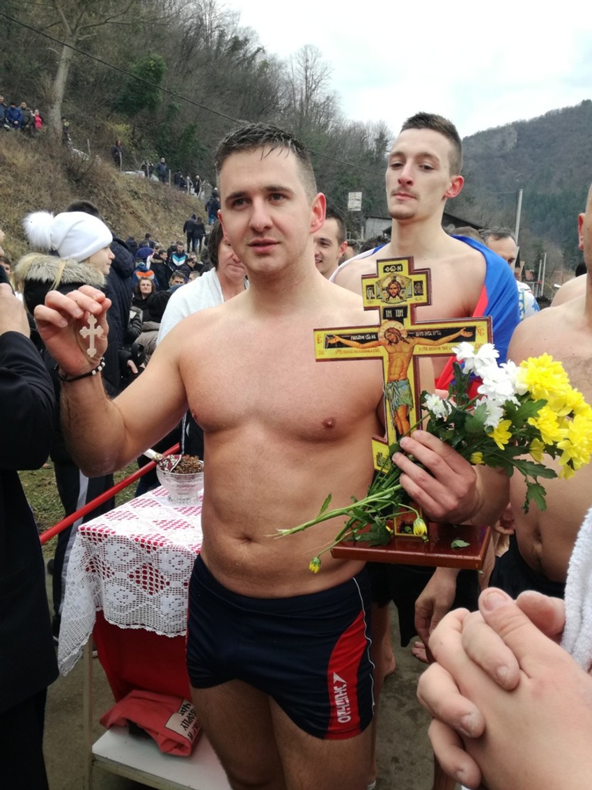 Siniša Mišić prvi doplivao do krsta u Zvorniku 