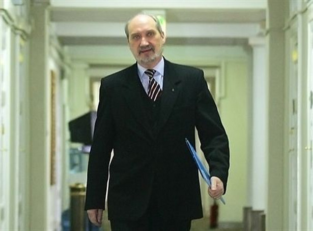 Minister obrony musi przeprosić za raport Macierewicza