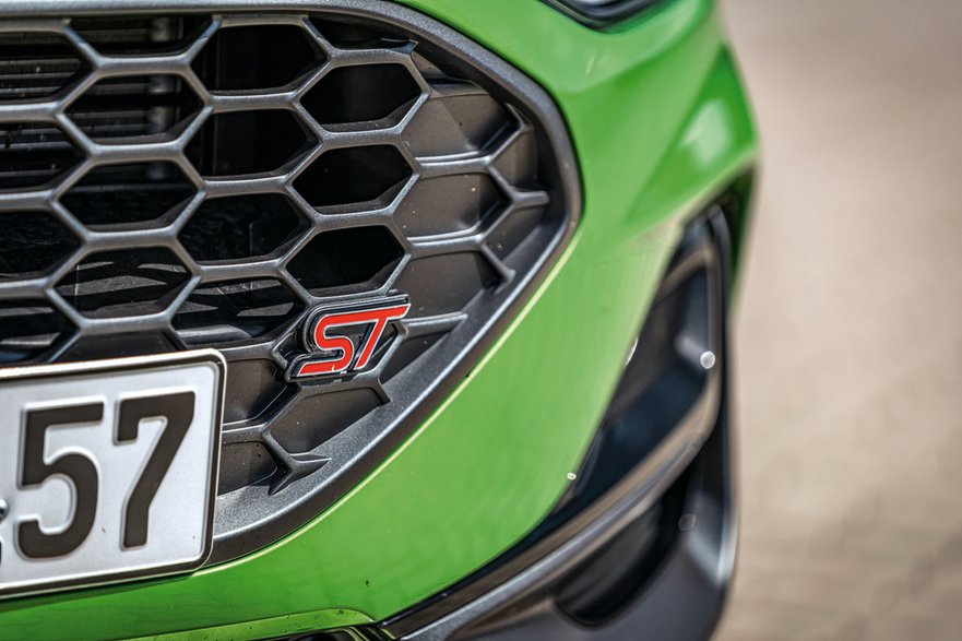 Ford Focus ST: sportowo wystylizowany grill o strukturze plastra miodu z logo ST.