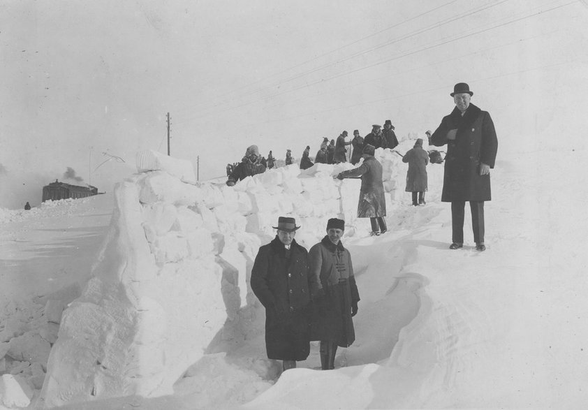 Budowa wału z bloków śnieżnych, który ma służyć jako ochrona przed nawiewaniem śniegu na tory kolejowe, zima 1929