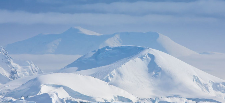 Chiński lodołamacz "Śnieżny Smok" utknął na Antarktydzie