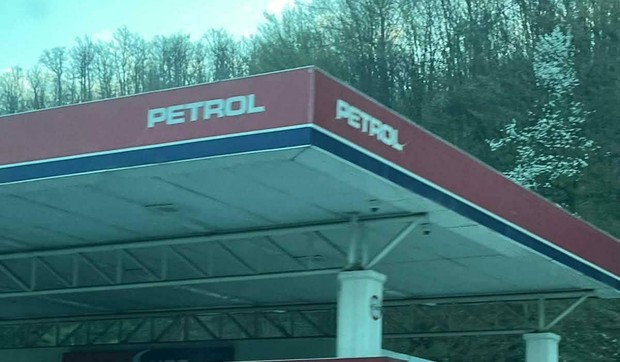 “porše” udario u benzinsku pumpu