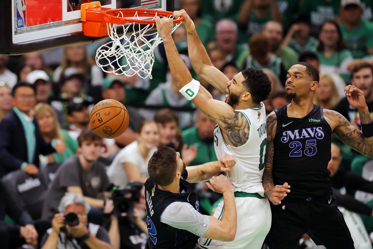 Jayson TatumP.J. Washington i Maxi Kleber