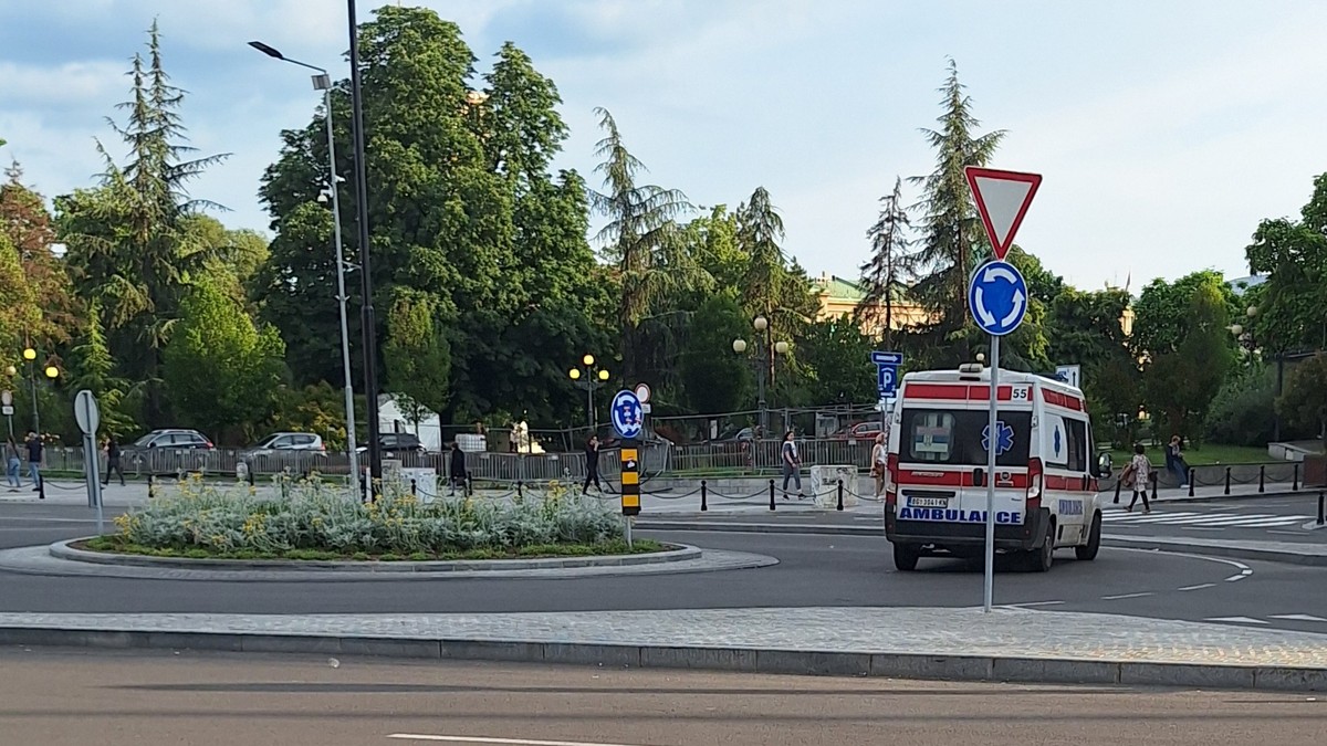 (FOTO) OBORENA DEVOJKA NA TRGU NIKOLE PAŠIĆA Saobraćajna nezgoda u centru Beograda: Ljudi odmah pritrčali da joj pomognu