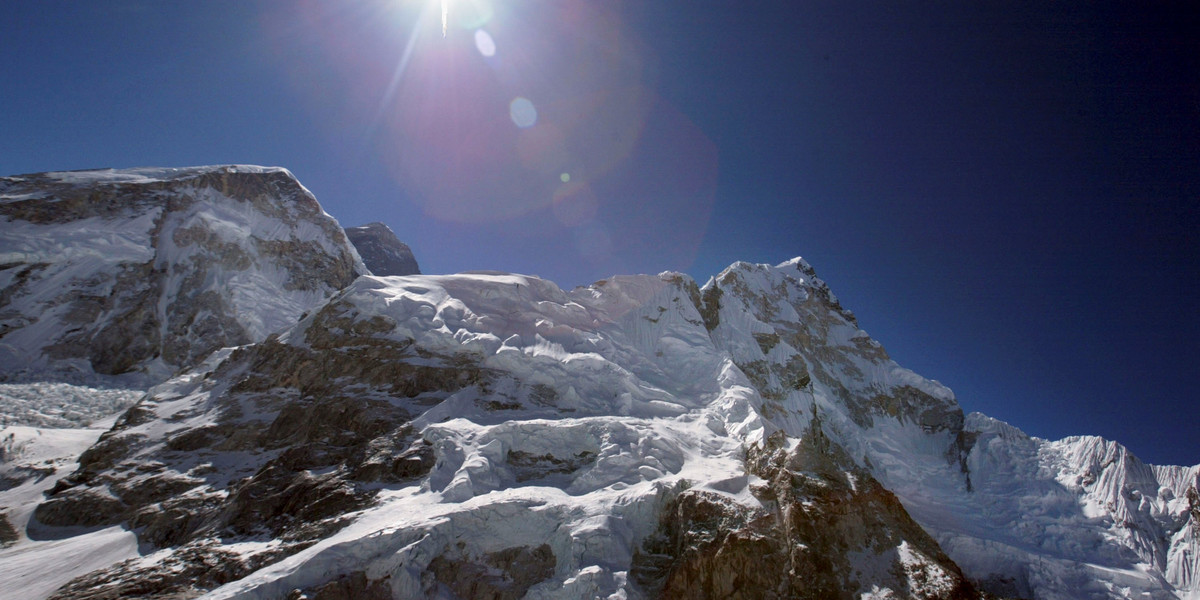 Faktycznie szczyt Mount Everestu znajduje się wyżej niż jakikolwiek inny. Jego wysokość to 8848 m n.p.m. Jednak jeśli wziąć pod uwagę inny wskaźnik, sprawa się komplikuje. 