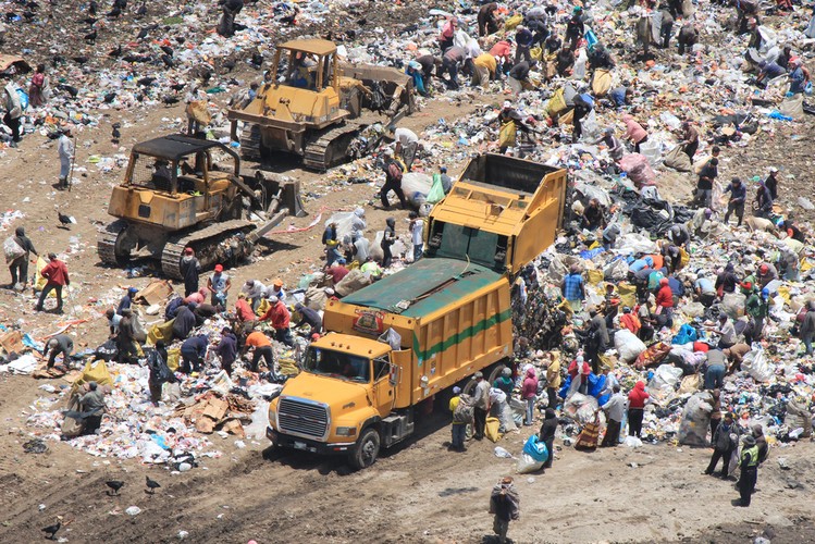 Wysypisko w stolicy Gwatemali. Mieszkańcy slumsów przeszukują śmieci i inne odpadki w poszkiwaniu surowców nadających się na recykling