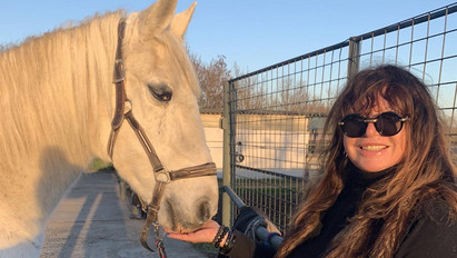 Tizennégy éve gondozza a halálra ítélt állatot: Zalatnay Cini a vágóhídról mentette meg kedvenc lovát