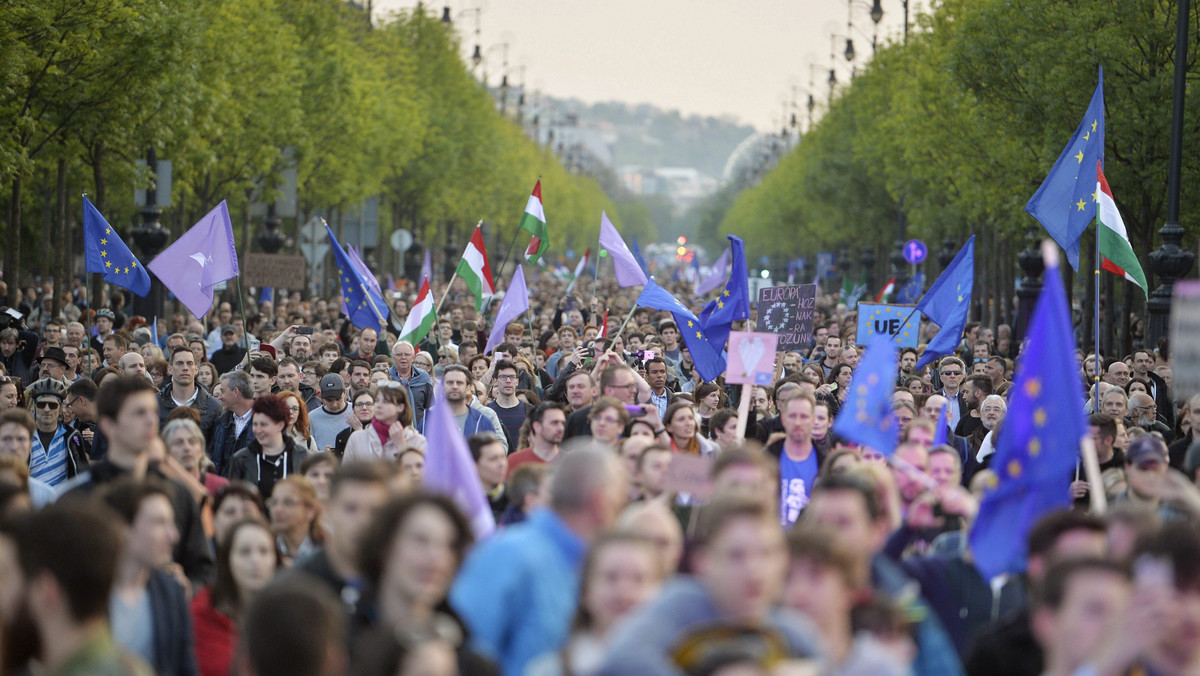 Ulicami Budapesztu przeszła wczoraj wielotysięczna demonstracja poparcia dla UE i sprzeciwu wobec polityki premiera Viktora Orbana za bardzo - zdaniem demonstrantów - zbliżającego kraj do Rosji.