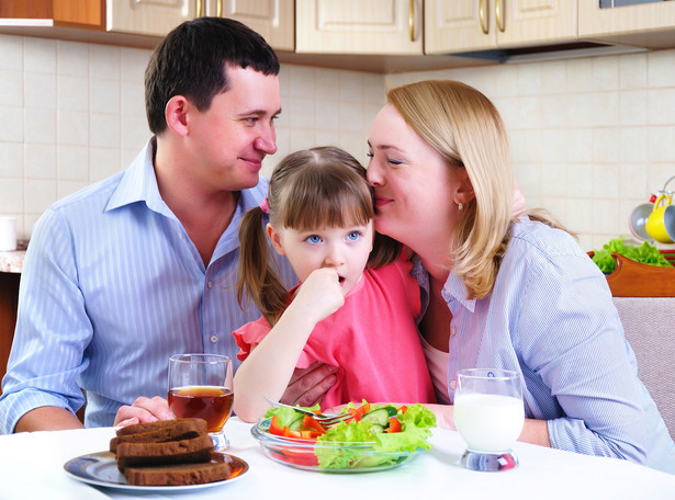 Rodzinne posiłki ważnym aspektem wychowania nastolatków