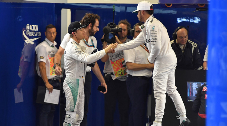 Egy biztos: jövőre nem Rosberggel pacsizik majd Hamilton / Fotó: AFP