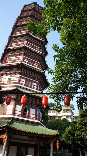 Świątynia Sześciu Banianów, zwana również Liurongsi, z posągiem śmiejącego się buddy i wysoką na 55 metrów Pagodą Kwiatową (nazywaną tak ze względu na kształt daszków poszczególnych pięter przypominający płatki kwiatów). Przy odrobinie szczęścia, w jednym z pawilonów świątyni można podejrzeć lekcje tradycyjnej kaligrafii.