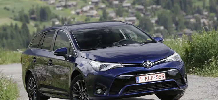 Toyota Avensis po liftingu - nie odstaje od konkurentów