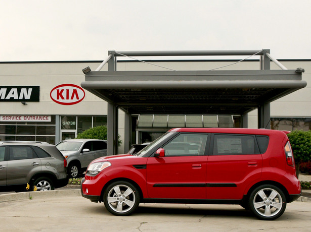 Kia Motors bije rekordy sprzedaży w Stanach Zjednoczonych. Dobre wyniki motoryzacyjny koncern zawdzięcza bezrobociu i reklamie z chomikami.