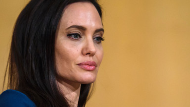 Angelina Jolie i jej sterczące sutki u arcybiskupa